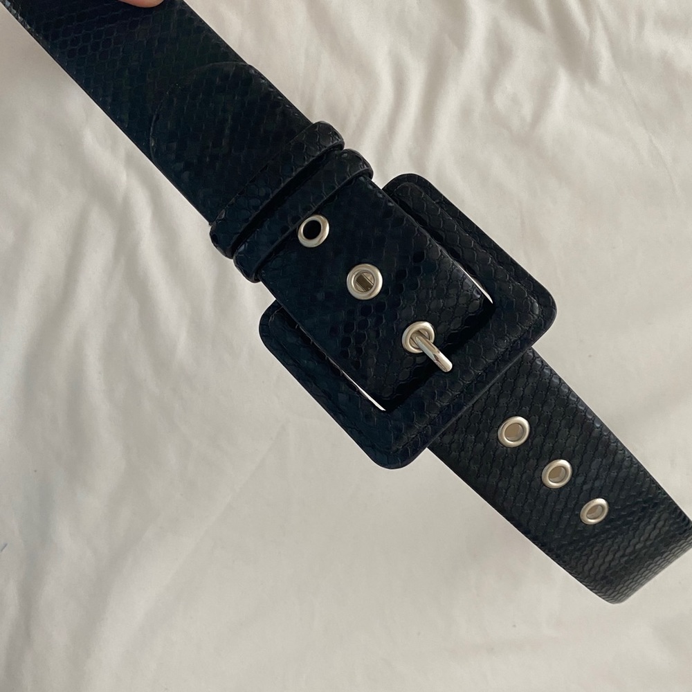 Wide snake textured belt